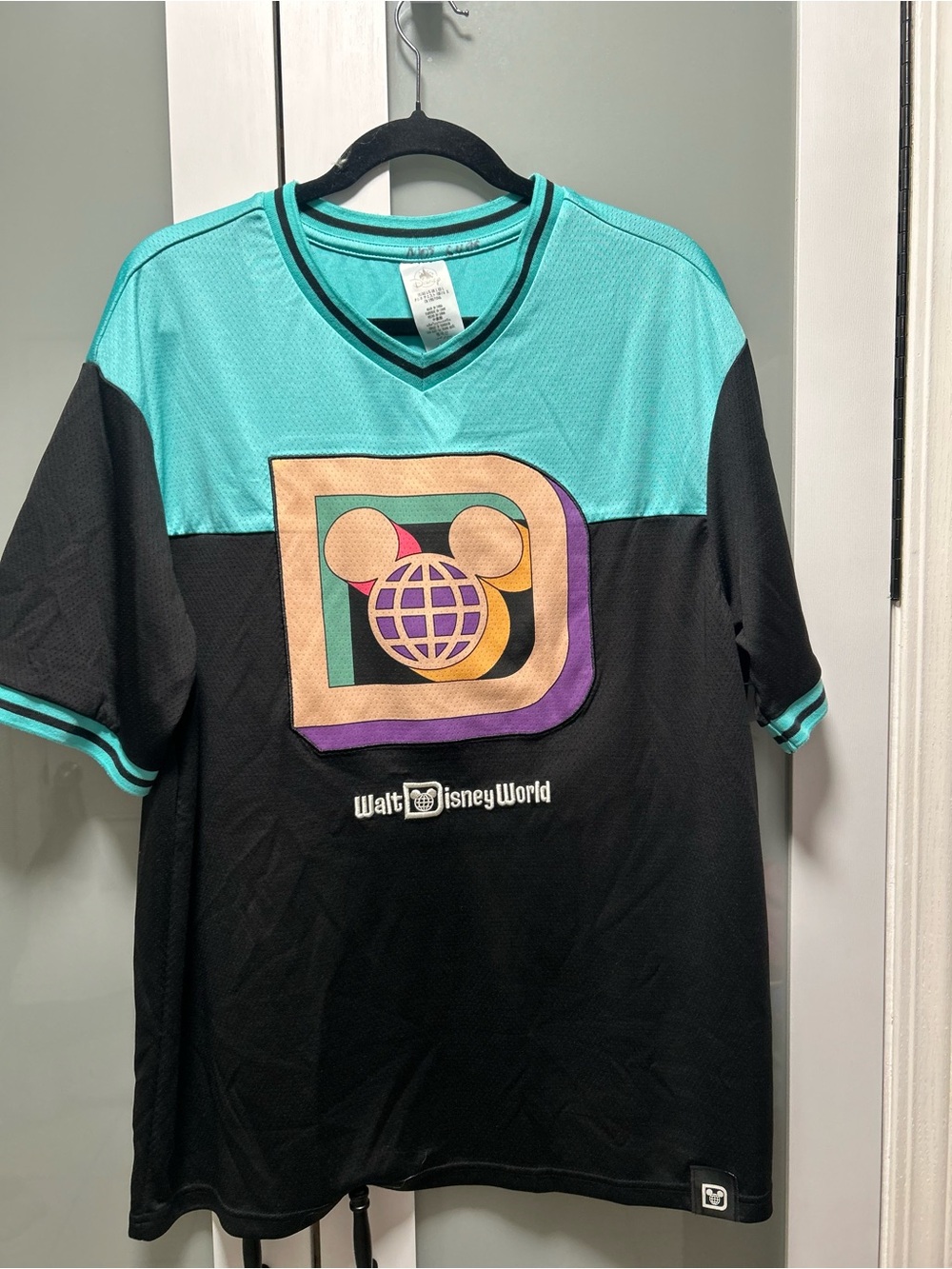 Walt Disney World Embroidered Mickey Retro Athletic Jersey Men’s Size Large